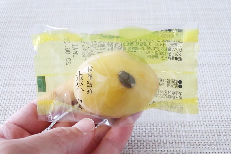 鼓月の「檸檬饅頭 爽々」の個包装を手に持っている様子